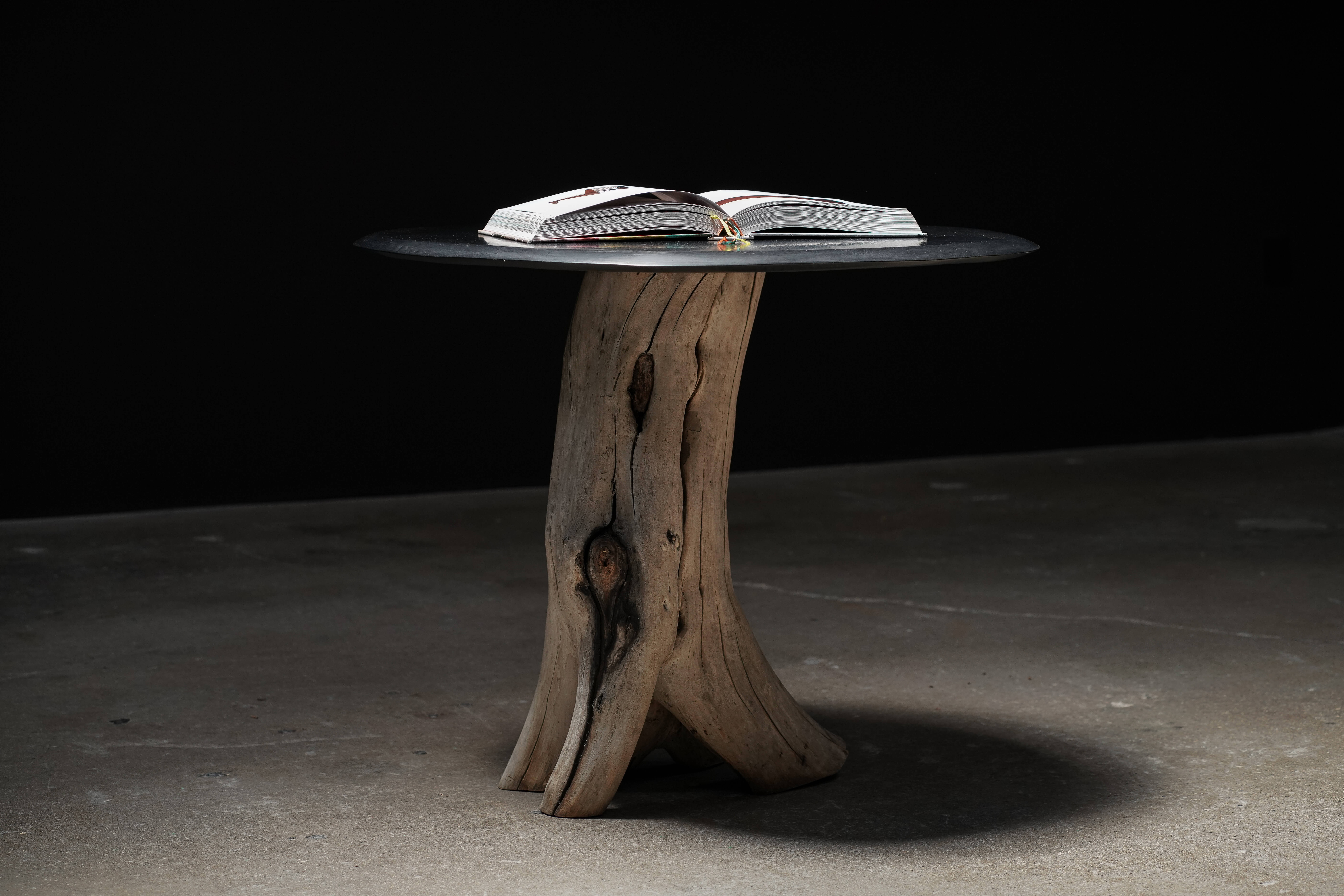 Cashew Round Reading Table	